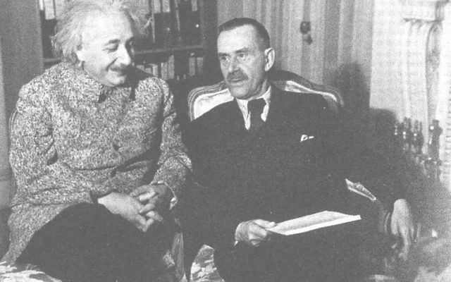Thomas Mann et Albert Einstein à Princeton, en 1938. (Crédit : Domaine public/WikiCommons) Thomas Mann et Albert Einstein à Princeton, en 1938. (Crédit : Domaine public/WikiCommons)