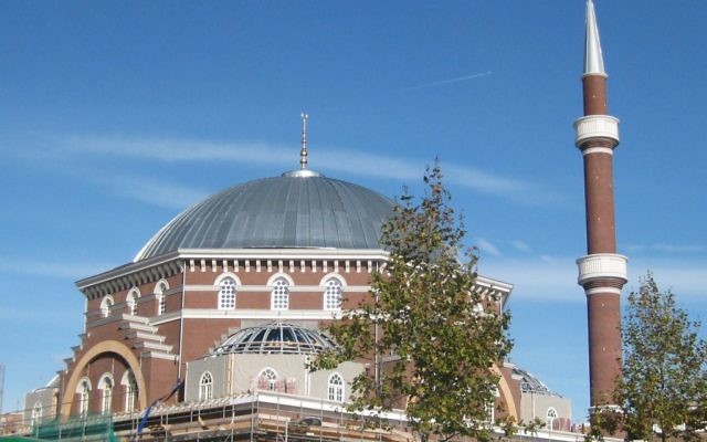 La mosquée de Wester, à Amsterdam, est la plus grande des Pays-Bas et peut accueillir jusqu'à 1 700 personnes. (Crédit : Marion Golsteijn/CC BY-SA 4.0/WikiCommons)