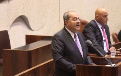 Ahmad Tibi, député de la Liste arabe unie, chante l'appel à la prière musulmane sur l'estrade de la Knesset, le 14 novembre 2016. (Crédit : Liste arabe unie)
