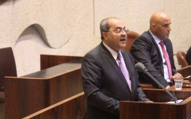Ahmad Tibi, député de la Liste arabe unie, chante l'appel à la prière musulmane sur l'estrade de la Knesset, le 14 novembre 2016. (Crédit : Liste arabe unie)
