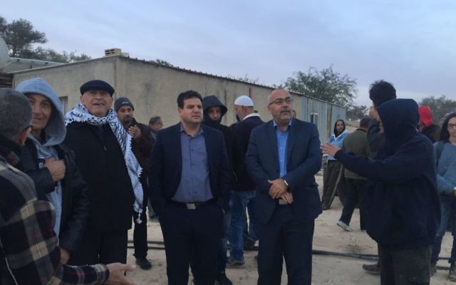 Les membres de la Liste arabe unie qui ont passé la nuit dans le village bédouin d'Umm al-Hiran pour empêcher sa démolition, le 22 novembre 2016. (Crédit : porte-parole de la Liste arabe unie) Les membres de la Liste arabe unie qui ont passé la nuit dans le village bédouin d'Umm al-Hiran pour empêcher sa démolition, le 22 novembre 2016. (Crédit : porte-parole de la Liste arabe unie)