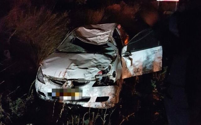 Une voiture abîmée après une collision avec un cheval dans le centre de la Cisjordanie, qui a fait deux morts, le 28 novembre 2016. (Crédit : Magen David Adom) Une voiture abîmée après une collision avec un cheval dans le centre de la Cisjordanie, qui a fait deux morts, le 28 novembre 2016. (Crédit : Magen David Adom)