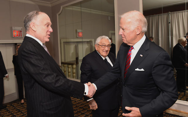 Le vice-président américain Joe Biden, à droite, serre la main du président du Congrès juif mondial Ronald Lauder, devant l'ancien secrétaire d'Etat Henry Kissinger, à New York, le 9 novembre 2016. (Crédit :  Shahar Azran/WireImage/Congrès juif mondial via JTA)