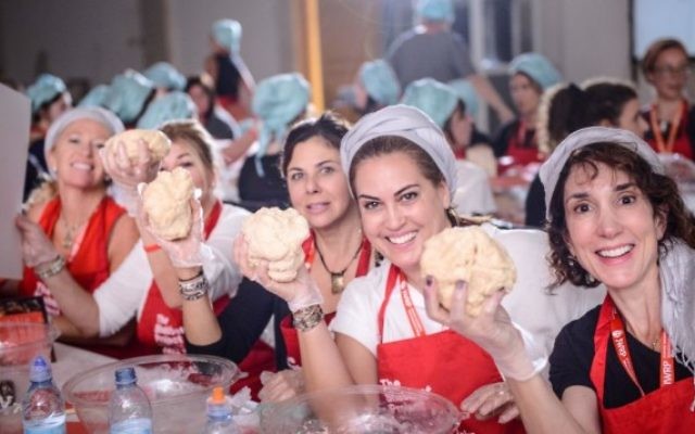 Des mères juives du monde entier participent à l'opération "The Great Challah Bake" à Jérusalem, le 10 novembre 2016. (Crédit : Aviram Waldman) Des mères juives du monde entier participent à l'opération "The Great Challah Bake" à Jérusalem, le 10 novembre 2016. (Crédit : Aviram Waldman)