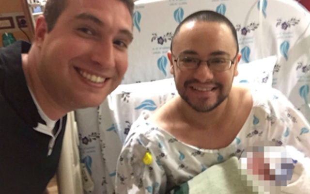 Daniel Mariuma Merom (à gauche) et Yonatan Marton Merom (droite) à l'hôpital après la naissance de leur fils Tomer. (Crédit : autorisation)