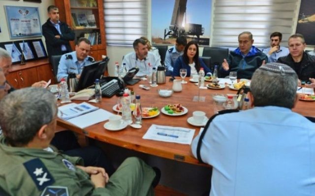 Le Premier ministre Benjamin Netanyahu ( troisième à partir e la droite) s'est réuni avec des les personnes chargées de la sécurité à la base aérienne de Hazor, d'où décollent et atterrissent les bombardier, le 25 novembre 2016 (Crédits : Kobi Gideon/GPO) Le Premier ministre Benjamin Netanyahu ( troisième à partir e la droite) s'est réuni avec des les personnes chargées de la sécurité à la base aérienne de Hazor, d'où décollent et atterrissent les bombardier, le 25 novembre 2016 (Crédits : Kobi Gideon/GPO)