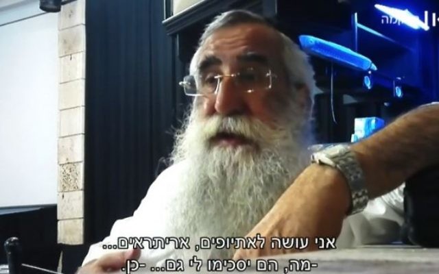 Le rabbin Eliyahu Asulin, mohel certifié, s'adresse à un journaliste sous couverture et déclare qu'il faut s'entraîner sur les bébés des familles défavorisées. (Crédit : capture d'écran Israeli Public Broadcasting Corporation)