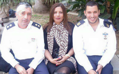 Asher et Irit Shahar, avec leur fils Omri, avant la mort d'Omri en juin 2012. (Crédit : autorisation)