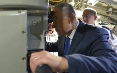 Le Premier ministre Benjamin Netanyahu à bord du sous-marin "Rahav" sur la base de la marine à Haïfa, le 12 janvier 2012. (Crédit : Kobi Gideon/GPO)