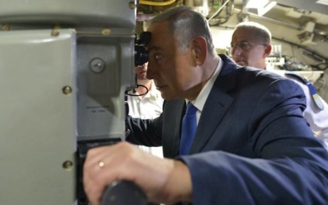 Le Premier ministre Benjamin Netanyahu à bord du sous-marin "Rahav" sur la base de la marine à Haïfa, le 12 janvier 2012. (Crédit : Kobi Gideon/GPO) Le Premier ministre Benjamin Netanyahu à bord du sous-marin "Rahav" sur la base de la marine à Haïfa, le 12 janvier 2012. (Crédit : Kobi Gideon/GPO)