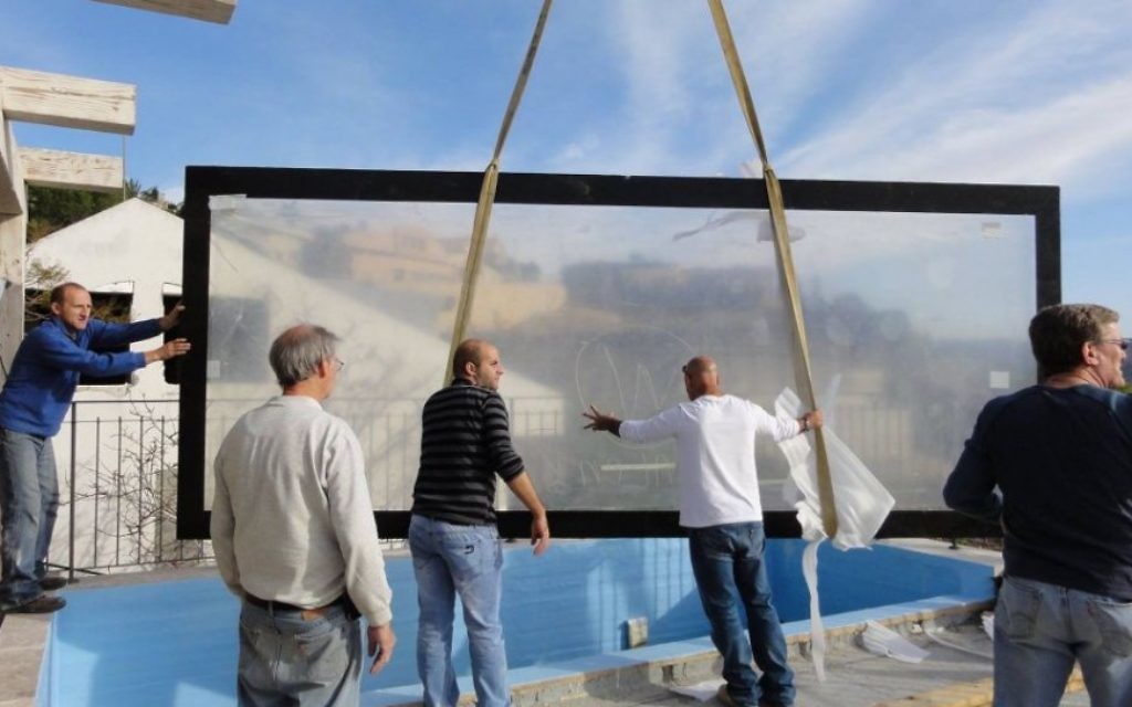 Installation de la paroi principale de l'aquarium. (Crédit : Facebook/Eli's 10,000 Gallon Reef Aquarium)
