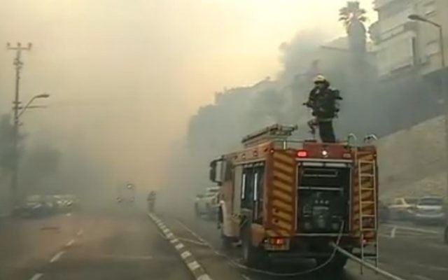 Les pompiers luttent contre un incendie à Haïfa, le 24 novembre 2016. (Crédit : capture d'écran Dixième chaîne) Les pompiers luttent contre un incendie à Haïfa, le 24 novembre 2016. (Crédit : capture d'écran Dixième chaîne)