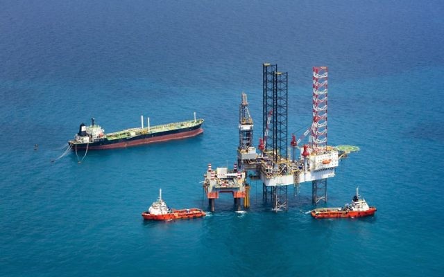 Une plateforme offshore de gaz naturel. Illustration. (Crédit : iStockphoto/nattapon1975)