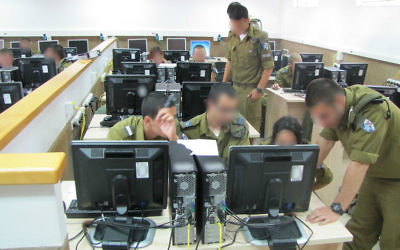 Elèves officiers du cours de l'unité de cyber-défense de l'armée israélienne, le 10 juin 2013. Illustration. (Crédit : unité des portes-paroles de l'armée israélienne)