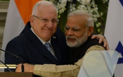 Accolade chaleureuse entre le président Rivlin (gauche) avec le Premier ministre indien Narendra Modi, après une conférence de presse commune à New Delhi le 15 novembre 2016. (Crédits : AFP/MONEY SHARMA)