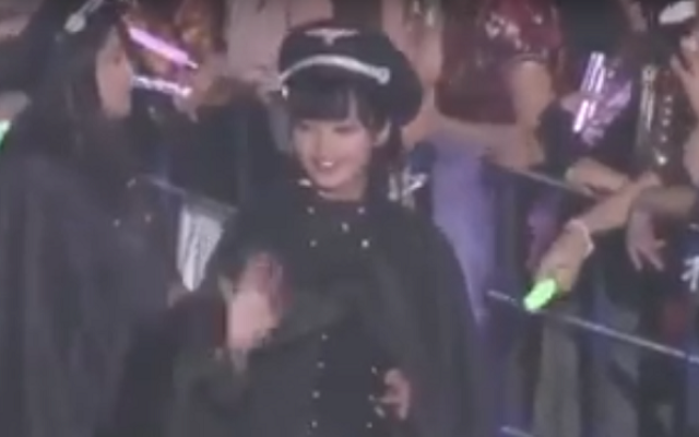 Les membres du groupe japonais Keyakizaka46 portaient des costumes de style militaire semblables à des uniformes nazis. (Capture d'écran: YouTube)