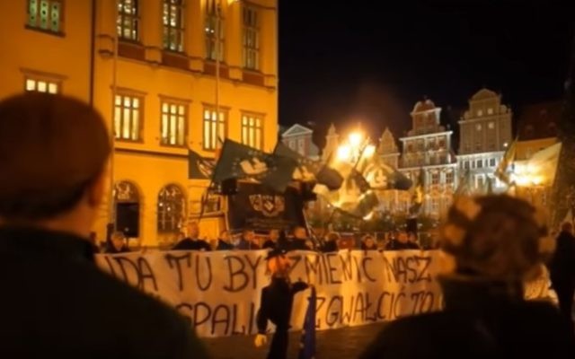 L'effigie d'un juif orthodoxe est incendiée pendant un rassemblement anti-islam en Pologne, en novembre 2015. (Crédit : capture d'écran YouTube)