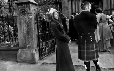 Pour le photographe Judah Passow, cette image d'un invité portant un kilt en tartan à un mariage, où l'on voit aussi une cornemuse, est trop clichée pour faire partie de l'exposition. (Crédit : Judah Passow)
