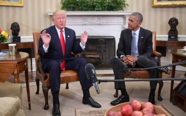 Le président américain Barack Obama rencontre le président élu Donald Trump pour mettre en place la transition, au Bureau ovale à la Maison Blanche, le 10 novembre 2016. (Crédit : AFP/Jim Watson) Le président américain Barack Obama rencontre le président élu Donald Trump pour mettre en place la transition, au Bureau ovale à la Maison Blanche, le 10 novembre 2016. (Crédit : AFP/Jim Watson)