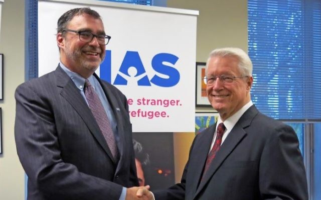 Le président et chef de la direction de HIAS, Mark Hetfield (g) et l'évêque Dean M. Davies, premier conseiller dans l'évêché de l'Église de Jésus-Christ des Saints des Derniers Jours (d), 31 octobre 2016. (Crédit : autorisation HIAS / Rachel Nusbaum)