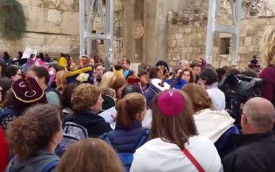 Manifestation au mur Occidental pour des prières pluralistes, dans la Vieille Ville de Jérusalem, le 2 novembre 2016. (Crédit : capture d'écran YouTube)