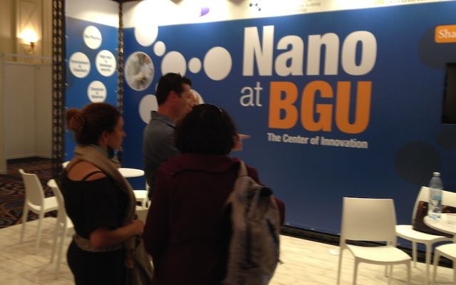 Le stand de l'université Ben Gurion pendant la conférence sur les nanotechnologies NanoIsrael 2014. (Autorisation) Le stand de l'université Ben Gurion pendant la conférence sur les nanotechnologies NanoIsrael 2014. (Autorisation)