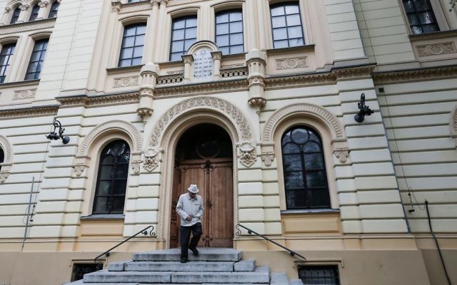 L'entrée de la synagogue Nozyk, à Varsovie, en Pologne, la seule synagogue de la ville qui a survécu à la Seconde Guerre mondiale. Construite entre 1898 et 1902 et restaurée après la guerre, elle est toujours utilisée aujourd'hui, et accueille la communauté juive de Varsovie ainsi que d'autres organisations juives. (Crédit : Flash90) L'entrée de la synagogue Nozyk, à Varsovie, en Pologne, la seule synagogue de la ville qui a survécu à la Seconde Guerre mondiale. Construite entre 1898 et 1902 et restaurée après la guerre, elle est toujours utilisée aujourd'hui, et accueille la communauté juive de Varsovie ainsi que d'autres organisations juives. (Crédit : Flash90)