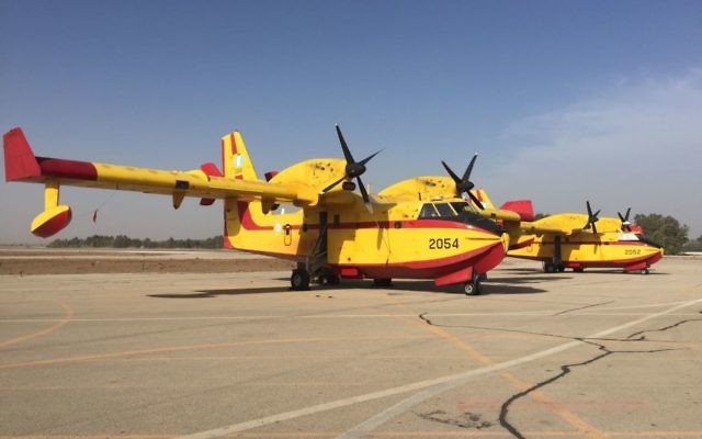 Des avions grecs de lutte contre le feu sont arrivés en Israël le 24 novembre 2016. (Crédit : ministère de la Sécurité intérieure)