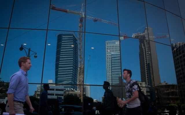 Le quartier de la bourse du diamant à Ramat Gan, où sont situées de nombreuses entreprises d'options binaires, le 23 juin 2015. Illustration. (Crédit : Miriam Alster/Flash90)