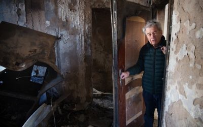 Aitan Shariel, habitant de Haïfa, inspecte les dégâts sur sa maison, le 25 novembre 2016, après les terribles incendies qui ont dévasté Haïfa. (Crédit : AFP/Menahem Kahana) Aitan Shariel, habitant de Haïfa, inspecte les dégâts sur sa maison, le 25 novembre 2016, après les terribles incendies qui ont dévasté Haïfa. (Crédit : AFP/Menahem Kahana)