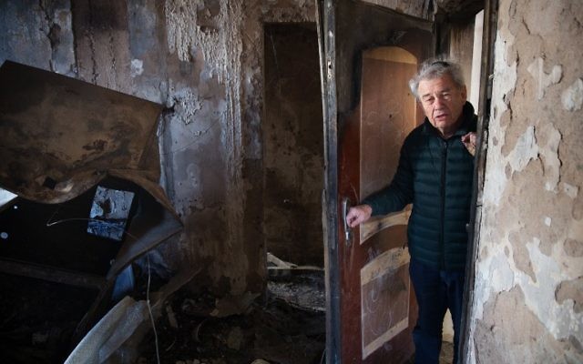 Aitan Shariel, habitant de Haïfa, inspecte les dégâts sur sa maison, le 25 novembre 2016, après les terribles incendies qui ont dévasté Haïfa. (Crédit : AFP/Menahem Kahana) Aitan Shariel, habitant de Haïfa, inspecte les dégâts sur sa maison, le 25 novembre 2016, après les terribles incendies qui ont dévasté Haïfa. (Crédit : AFP/Menahem Kahana)
