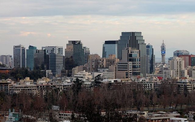 Le centre de Santiago, la capitale du Chili. (Crédit : Foncea/CC BY-SA/ Wikimedia) Le centre de Santiago, la capitale du Chili. (Crédit : Foncea/CC BY-SA/ Wikimedia)