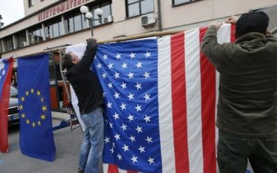 Les habitants de Sevnica, la ville de natale de Melania Trump, femme du président élu Donald Trump, accrochent un drapeau américain et célèbrent la victoire de Donald Trump dans la course à la Maison Blanche, le 9 novembre 2016. ( Crédits : AFP/Jure MAKOVEC) Les habitants de Sevnica, la ville de natale de Melania Trump, femme du président élu Donald Trump, accrochent un drapeau américain et célèbrent la victoire de Donald Trump dans la course à la Maison Blanche, le 9 novembre 2016. ( Crédits : AFP/Jure MAKOVEC)