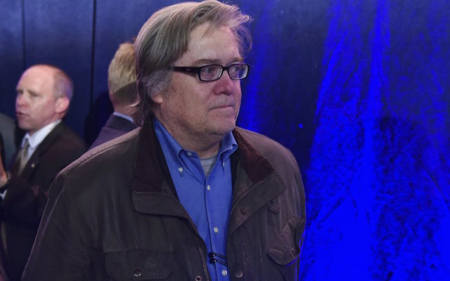 Stephen Bannon lors d'un rassemblement de Donald Trump au Reno-Sparks Convention Center à Reno, en Nouvelle-Écosse, le 5 novembre 2016. (Crédit : Mandel Ngan/AFP/Getty Images) Stephen Bannon lors d'un rassemblement de Donald Trump au Reno-Sparks Convention Center à Reno, en Nouvelle-Écosse, le 5 novembre 2016. (Crédit : Mandel Ngan/AFP/Getty Images)