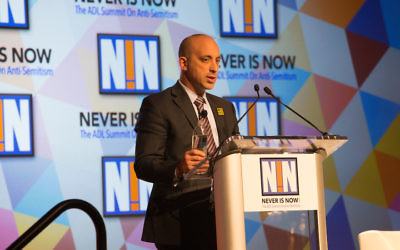 Le président d'ADL Jonathan Greenblatt prenant la parole lors de la conférence Never is Now  à  New York City,le 17 novembre  2016. (Crédit : ADL)