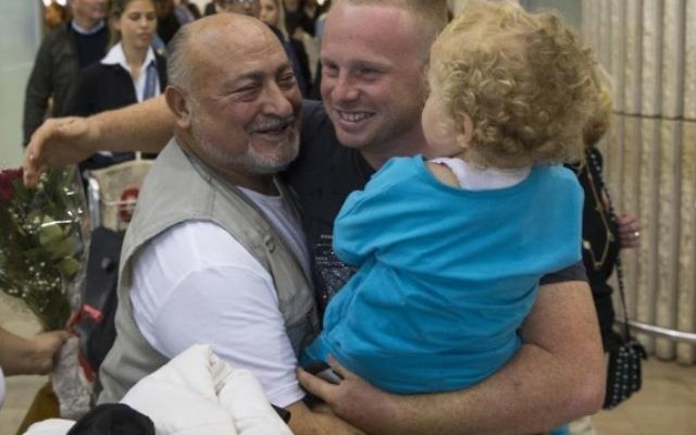 250 immigrants ukrainiens atterrissent en Israël le 1er novembre 2016, après avoir vécu dans des refuges pour populations déplacées. (Crédit : IFCJ)