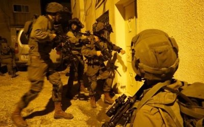 Des soldats israéliens pendant une opération à Qabatiya, près de Jénine, le 1er novembre 2016, après une attaque à main armée contre des soldats israéliens la veille près de Ramallah. (Crédit : unité des porte-paroles de l'armée israélienne)