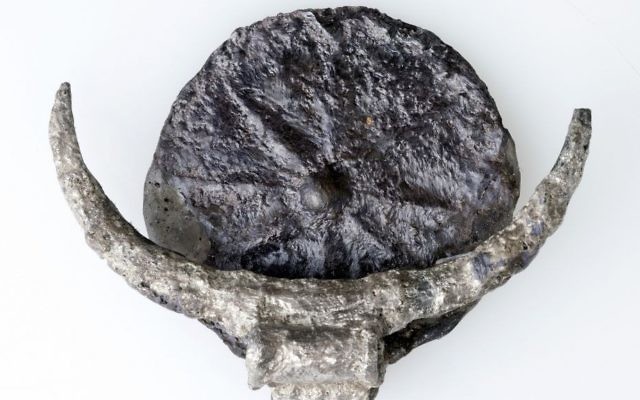 Un médaillon composé d'un disque d'argent avec une gravure d'une étoile à huit pointes découverte à Tel Gezer en novembre 2016 (Crédit : CLARA AMIT / IAA)