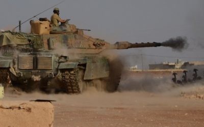 L'armée turque combat aux côtés des membres de l'Armée syrienne libre contre les terroristes de l'Etat islamique, près du village de Beraan, dans le nord de la Syrie, le 24 octobre 2016. (Crédit : Nazeer al-Khatib/AFP)