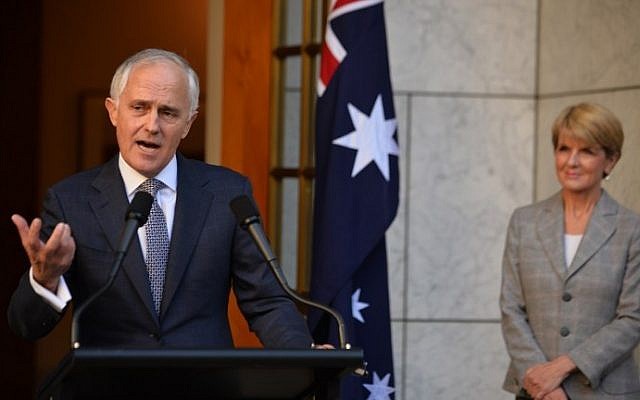 Le nouveau Premier ministre australien Malcolm Turnbull présente son nouveau cabinet lors d'une conférence de presse à Canberra, le 20 septembre 2015. A ses côtés, la ministre des Affaires étrangères Julie Bishop. (Crédit : Peter Parks/AFP) Le nouveau Premier ministre australien Malcolm Turnbull présente son nouveau cabinet lors d'une conférence de presse à Canberra, le 20 septembre 2015. A ses côtés, la ministre des Affaires étrangères Julie Bishop. (Crédit : Peter Parks/AFP)