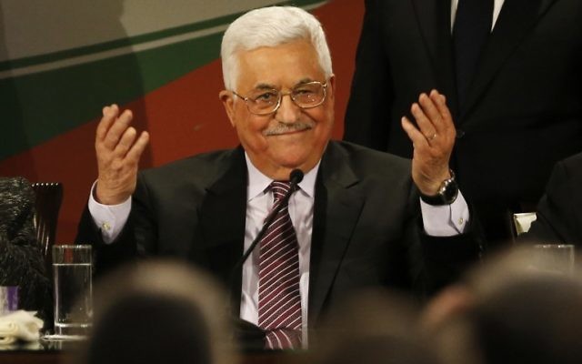 Mahmoud Abbas, président de l'Autorité palestinienne, pendant son discours devant le 7e congrès du Fatah, réuni à la Mouqataa, le siège de l'Autorité à Ramallah, en Cisjordanie, le 30 novembre 2016. (Crédit : Abbas Momani/AFP) Mahmoud Abbas, président de l'Autorité palestinienne, pendant son discours devant le 7e congrès du Fatah, réuni à la Mouqataa, le siège de l'Autorité à Ramallah, en Cisjordanie, le 30 novembre 2016. (Crédit : Abbas Momani/AFP)
