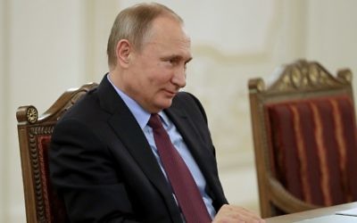 Le président russe Vladimir Poutine pendant une rencontre avec le ministre japonais des Affaires étrangères, à Saint-Pétersbourg, le 2 décembre 2016. (Crédit : Dmitri Lovetsky/Pool/AFP)