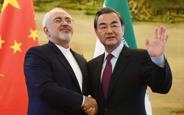 Le ministre iranien des Affaires étrangères Mohammad Javad Zarif, à gauche, avec son homologue chinois Wang Yi à Pékin, le 5 décembre 2016. (Crédit : Greg Baker/Pool/AFP)