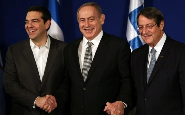 Le Premier ministre israélien Benjamin Netanyahu (C) accueille le Premier ministre grec Alexis Tsipras (G) et le président chypriote Nicos Anastasiades lors d'une réunion trilatérale à Jérusalem pour discuter du pétrole et du gaz de la Méditerranée orientale le 8 décembre 2016. (Crédit : AFP / GALI TIBBON)