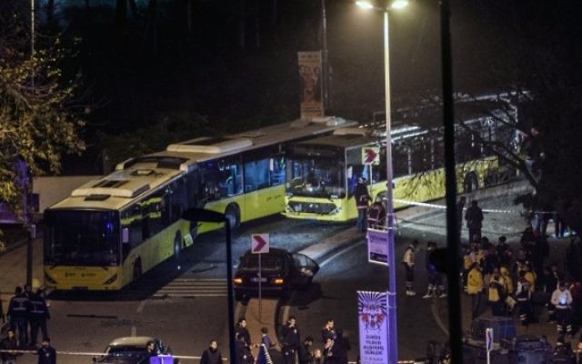 Des secouristes turcs, des policiers et des médecins légistes sur le site où une voiture piégée a explosé près du stade du club de football Besiktas, dans le centre d'Istanbul, le 10 décembre 2016. (Crédit : Ozan Kose/AFP)