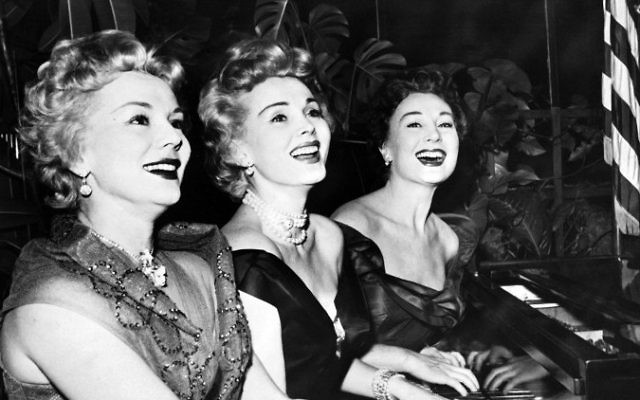L'actrice américaine Zsa Zsa Gabor, au centre, entourée de ses sœurs Eva, à gauche, et Magda, en janvier 1954. (Crédit : AFP)