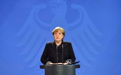 Vingt-quatre heures après l'attaque au camion-bélier qui a fait 12 morts sur un marché de Noël de Berlin, la chancelière Angela Merkel a tenu une conférence de presse à Berlin, le 20 décembre 2016. (Crédit : John MacDougall/AFP)