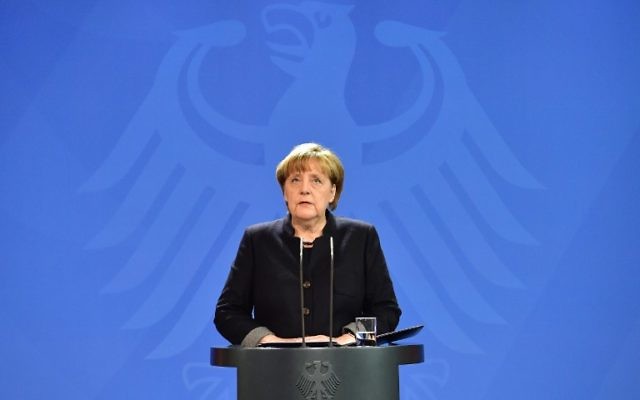 Vingt-quatre heures après l'attaque au camion-bélier qui a fait 12 morts sur un marché de Noël de Berlin, la chancelière Angela Merkel a tenu une conférence de presse à Berlin, le 20 décembre 2016. (Crédit : John MacDougall/AFP) Vingt-quatre heures après l'attaque au camion-bélier qui a fait 12 morts sur un marché de Noël de Berlin, la chancelière Angela Merkel a tenu une conférence de presse à Berlin, le 20 décembre 2016. (Crédit : John MacDougall/AFP)