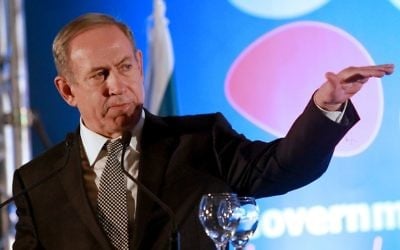 Le Premier ministre Benjamin Netanyahu pendant la réception de fin d'années de la presse étrangère, à Jérusalem, le 20 décembre 2016. (Crédit : Gil Cohen-Magen/AFP)