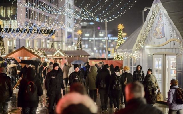 Policiers déployés sur le marché de Noël de l'Eglise du Souvenir, à Berlin, le 22 décembre 2016. Ce marché a été le théâtre d'un attentat au camion-bélier le 19 décembre 2016. (Crédit : Clemens Bilan/AFP) Policiers déployés sur le marché de Noël de l'Eglise du Souvenir, à Berlin, le 22 décembre 2016. Ce marché a été le théâtre d'un attentat au camion-bélier le 19 décembre 2016. (Crédit : Clemens Bilan/AFP)